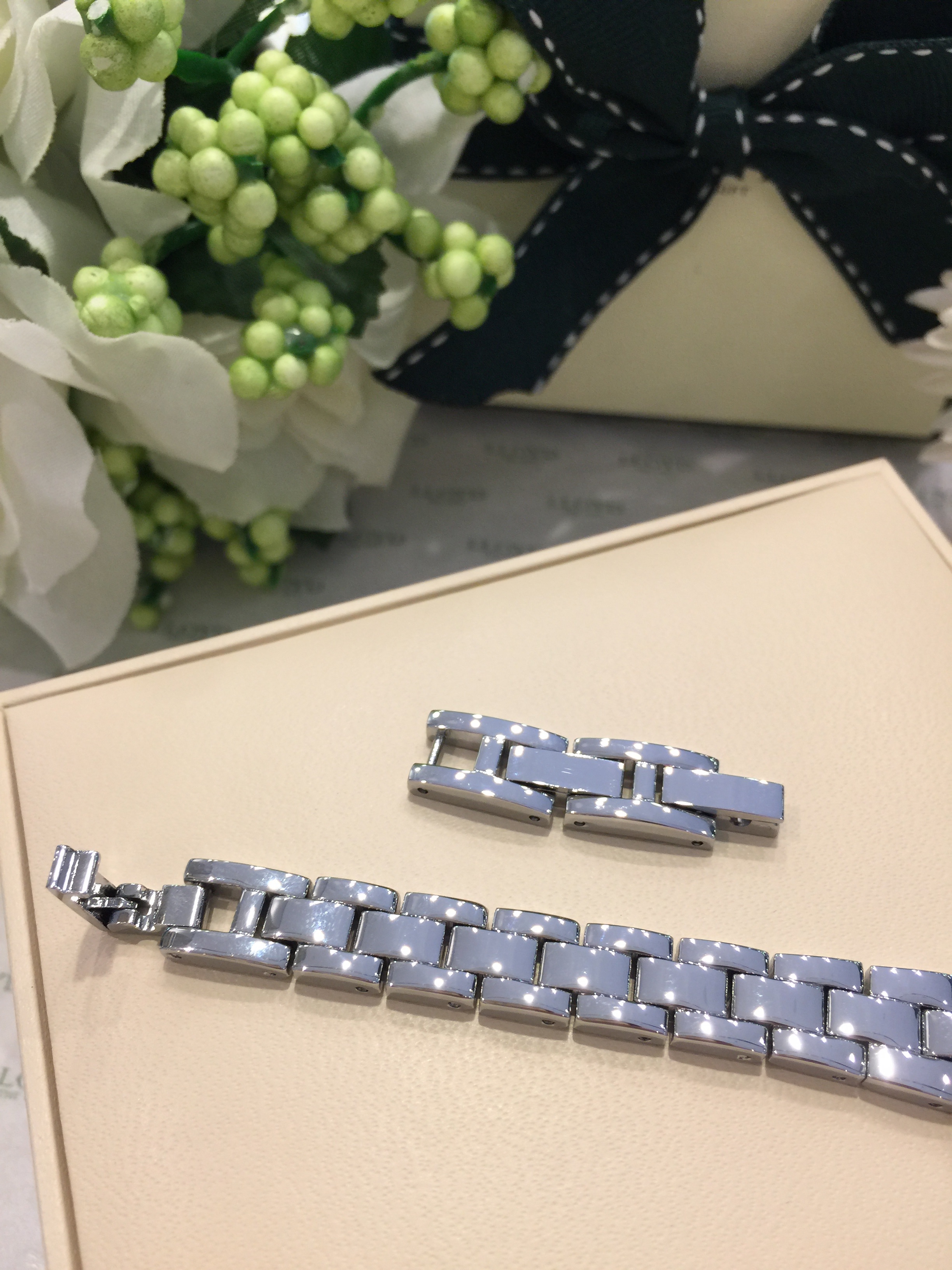 <b><p>Lloyd Sun Moon Gate female met cck LL2G18361CSS</p></b><b><p>ロイド ソンエンドア 女性 メタル 時計 LL2G18361CSS CGG 30代</p></b><br /><br /><p align='center'>