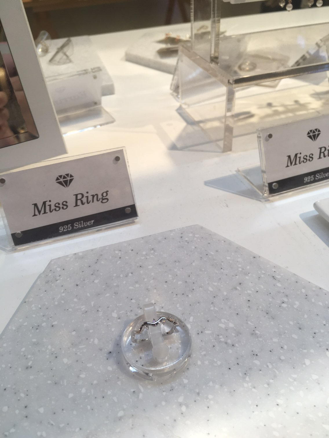 <b><p>물결링_CT ASRS5B018R Girl coordination Everyday</p></b><b><p>水晶リング_CT ASRS5B018R 女性コーディネート 日常のファッション 春</p></b><br /><br /><p align='center'>