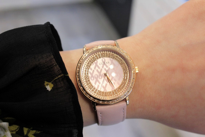 <b><p>Guess Ladi dr line SPARKLING PK Leather band</p></b><b><p>ゲス レディース ドレス ライン スパークリング PK 革バンドの腕時計 W0032L7</p></b><br /><br /><p align='center'>