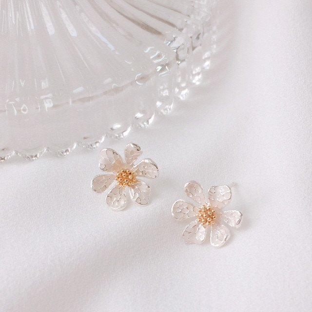 <b><p>White daisy flower Silv cor earring Drop</p></b><b><p>ホワイト デイジー フラワー シルバーカラー イヤリング ドロップ首 洗練されたジュエリー</p></b><br /><br /><p align='center'>