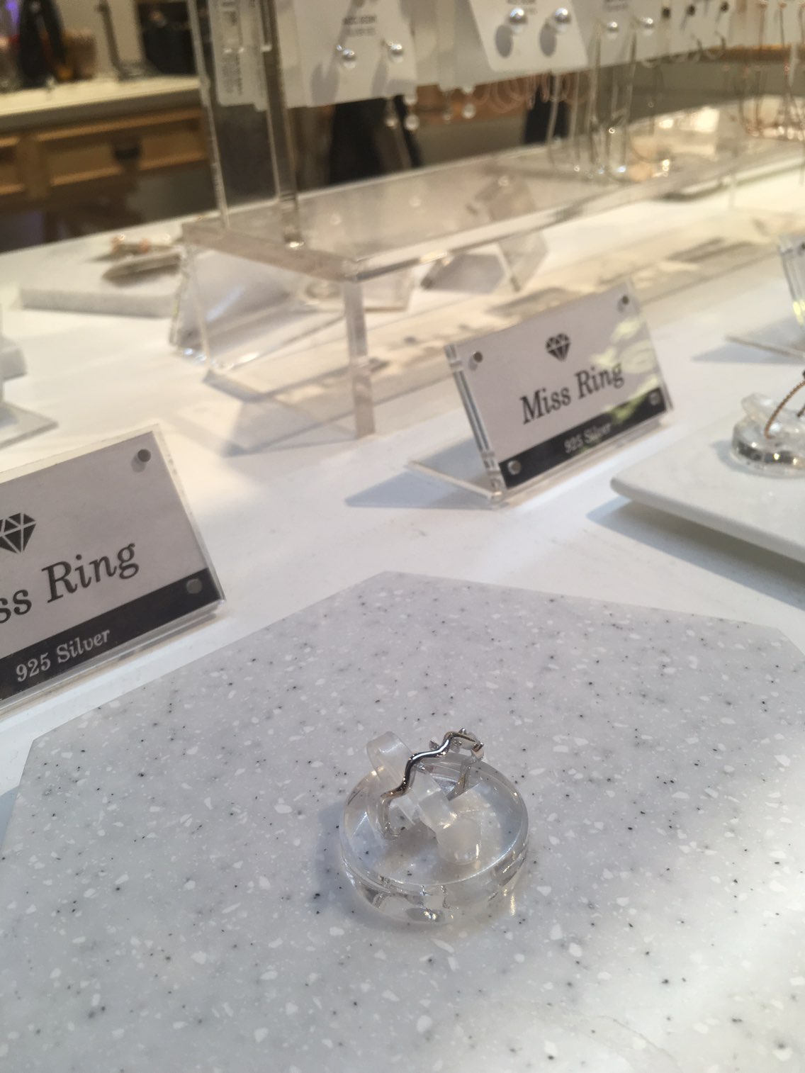 <b><p>물결링_CT ASRS5B018R Girl coordination Everyday</p></b><b><p>水晶リング_CT ASRS5B018R 女性コーディネート 日常のファッション 春</p></b><br /><br /><p align='center'>