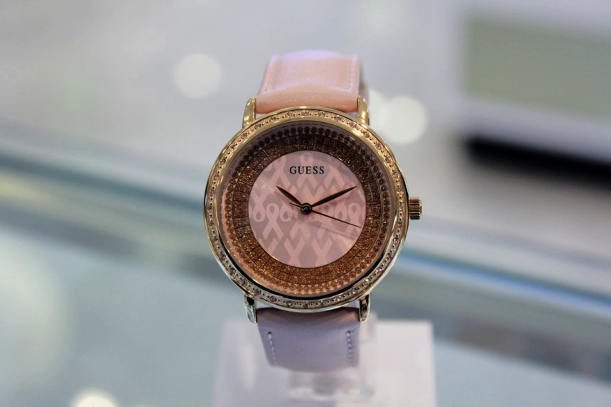 <b><p>Guess Ladi dr line SPARKLING PK Leather band</p></b><b><p>ゲス レディース ドレス ライン スパークリング PK 革バンドの腕時計 W0032L7</p></b><br /><br /><p align='center'>