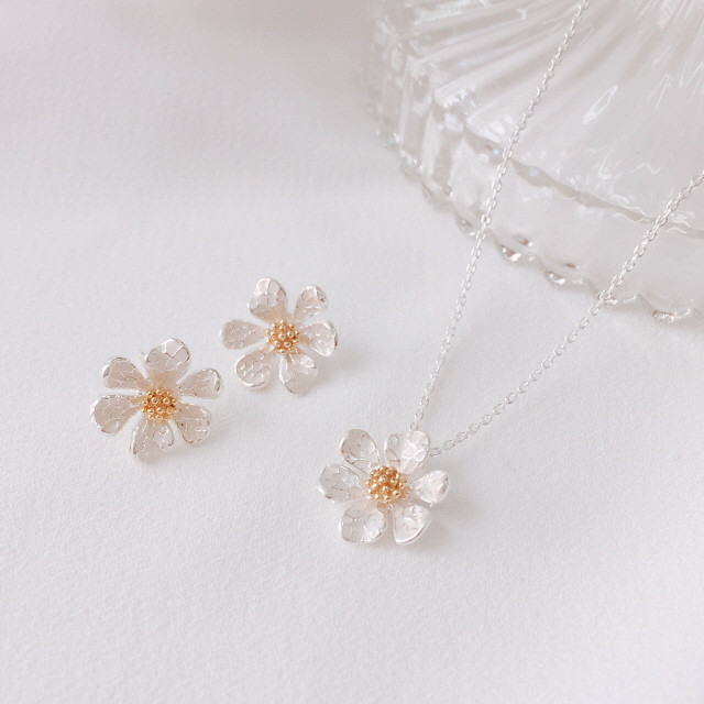 <b><p>White daisy flower Silv cor earring Drop</p></b><b><p>ホワイト デイジー フラワー シルバーカラー イヤリング ドロップ首 洗練されたジュエリー</p></b><br /><br /><p align='center'>