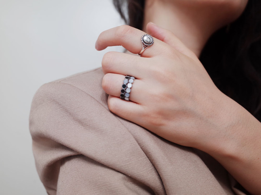 <b><p>silver Moth-Daught onyx Dgle ring ste Turquoise</p></b><b><p>シルバー 螺鈿 オニキス ドングル 原石 ターコイズ 重ね着 20代の女性</p></b><br /><br /><p align='center'>