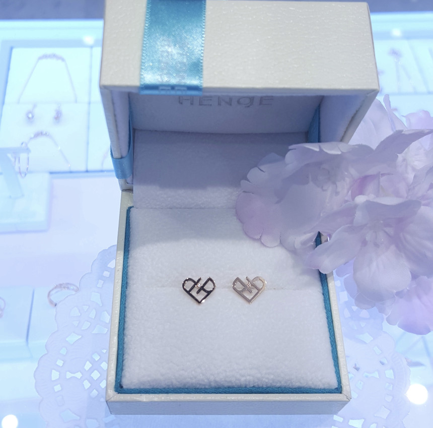 <b><p>Stonehenge SHE art eri T0677</p></b><b><p>ストーンヘンジ 彼女 ハート イヤリング T0677</p></b><br /><br /><p align='center'>