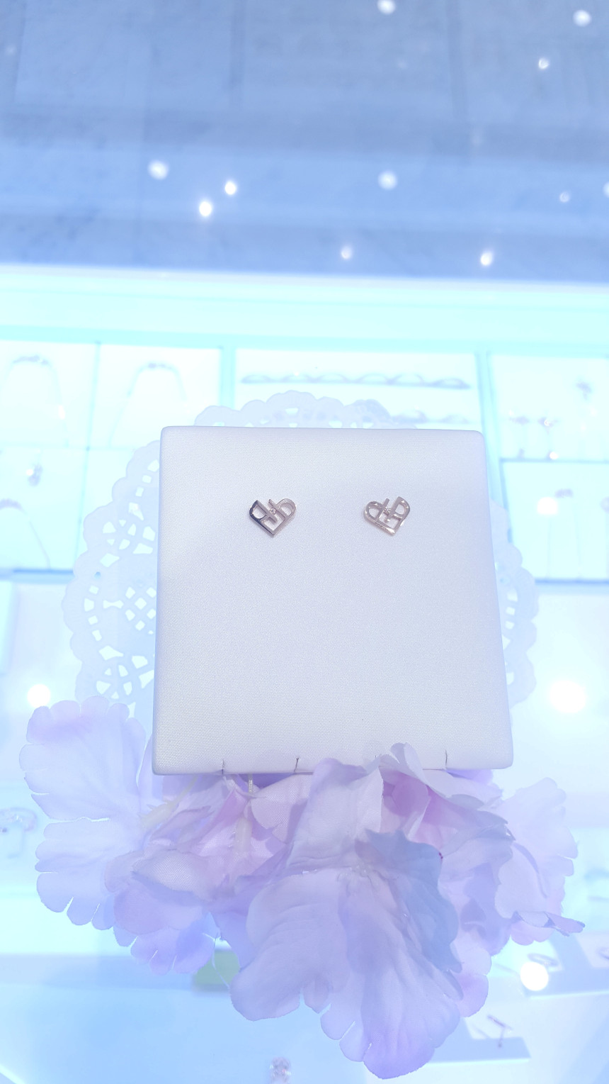 <b><p>Stonehenge SHE art eri T0677</p></b><b><p>ストーンヘンジ 彼女 ハート イヤリング T0677</p></b><br /><br /><p align='center'>