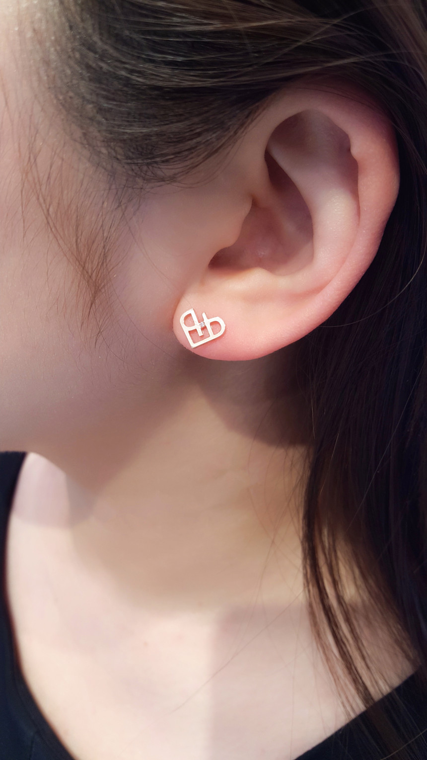 <b><p>Stonehenge SHE art eri T0677</p></b><b><p>ストーンヘンジ 彼女 ハート イヤリング T0677</p></b><br /><br /><p align='center'>