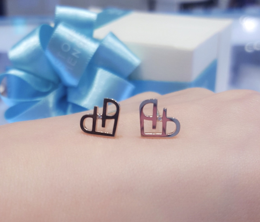 <b><p>Stonehenge SHE art eri T0677</p></b><b><p>ストーンヘンジ 彼女 ハート イヤリング T0677</p></b><br /><br /><p align='center'>