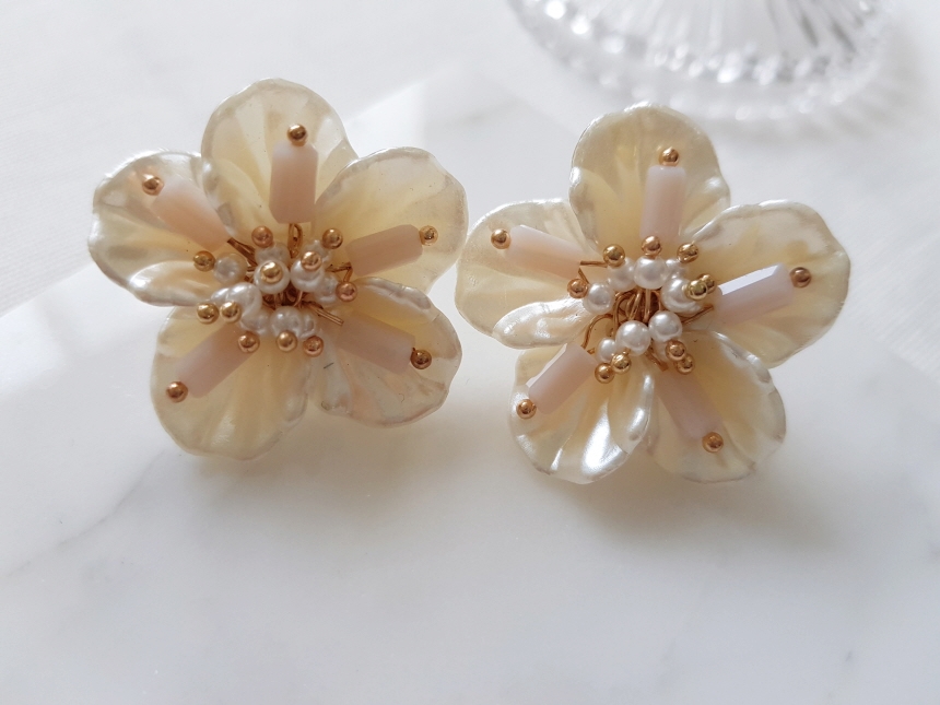 <b><p>Mourning Pitchi ther-Daughter Flow earrs</p></b><b><p>無排 ピッチニー 螺鈿 花のイヤリング チタン ボールド パロップ フラワー 派手な</p></b><br /><br /><p align='center'>