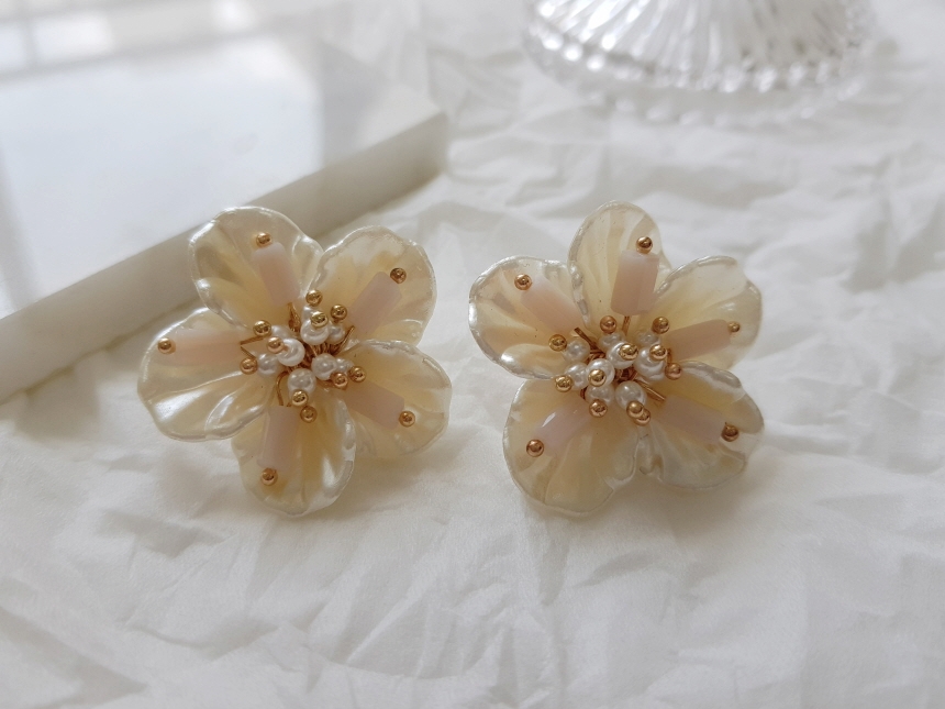 <b><p>Mourning Pitchi ther-Daughter Flow earrs</p></b><b><p>無排 ピッチニー 螺鈿 花のイヤリング チタン ボールド パロップ フラワー 派手な</p></b><br /><br /><p align='center'>