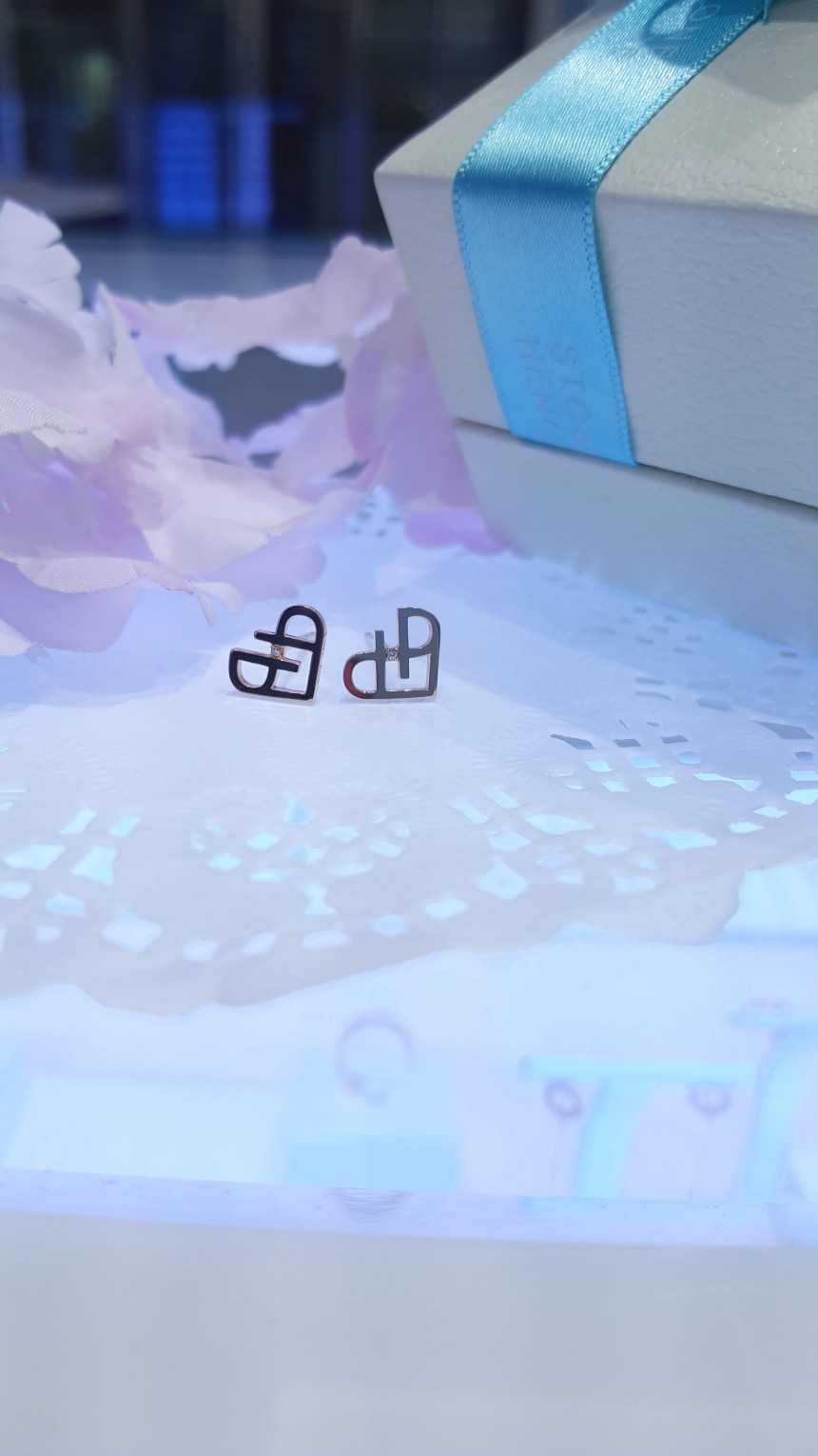 <b><p>Stonehenge SHE art eri T0677</p></b><b><p>ストーンヘンジ 彼女 ハート イヤリング T0677</p></b><br /><br /><p align='center'>