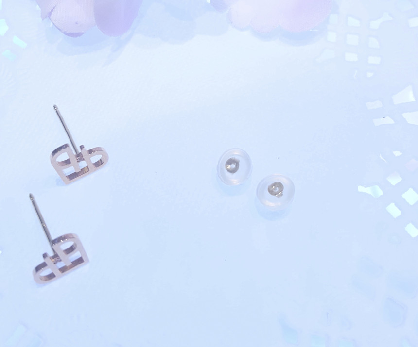 <b><p>Stonehenge SHE art eri T0677</p></b><b><p>ストーンヘンジ 彼女 ハート イヤリング T0677</p></b><br /><br /><p align='center'>