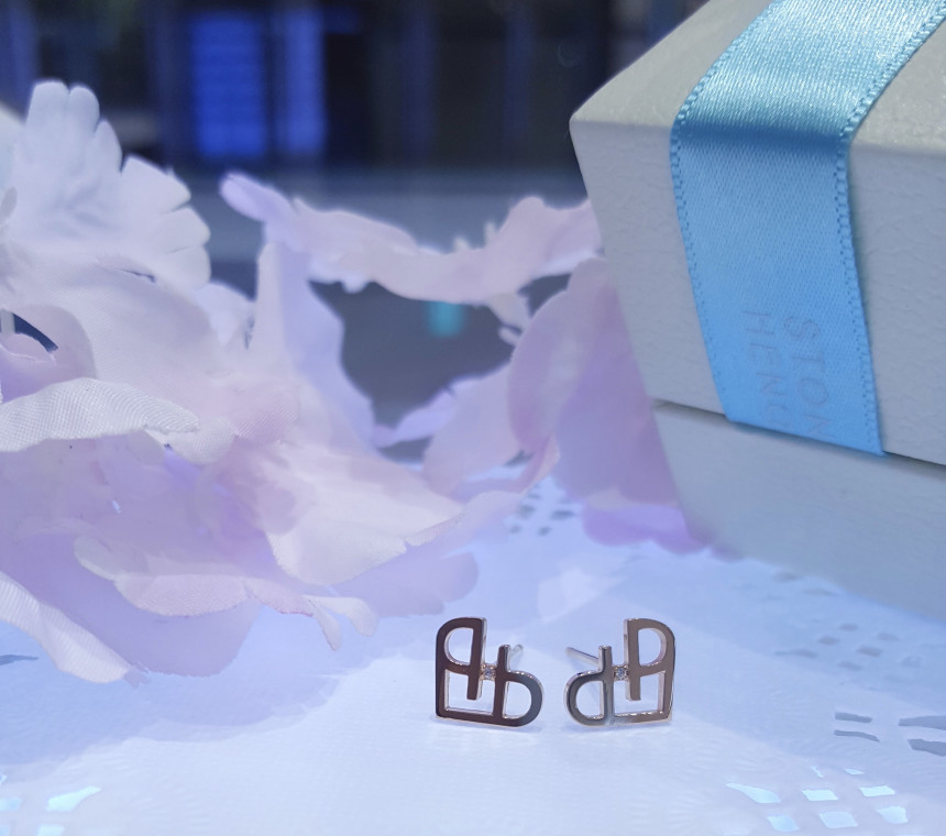 <b><p>Stonehenge SHE art eri T0677</p></b><b><p>ストーンヘンジ 彼女 ハート イヤリング T0677</p></b><br /><br /><p align='center'>