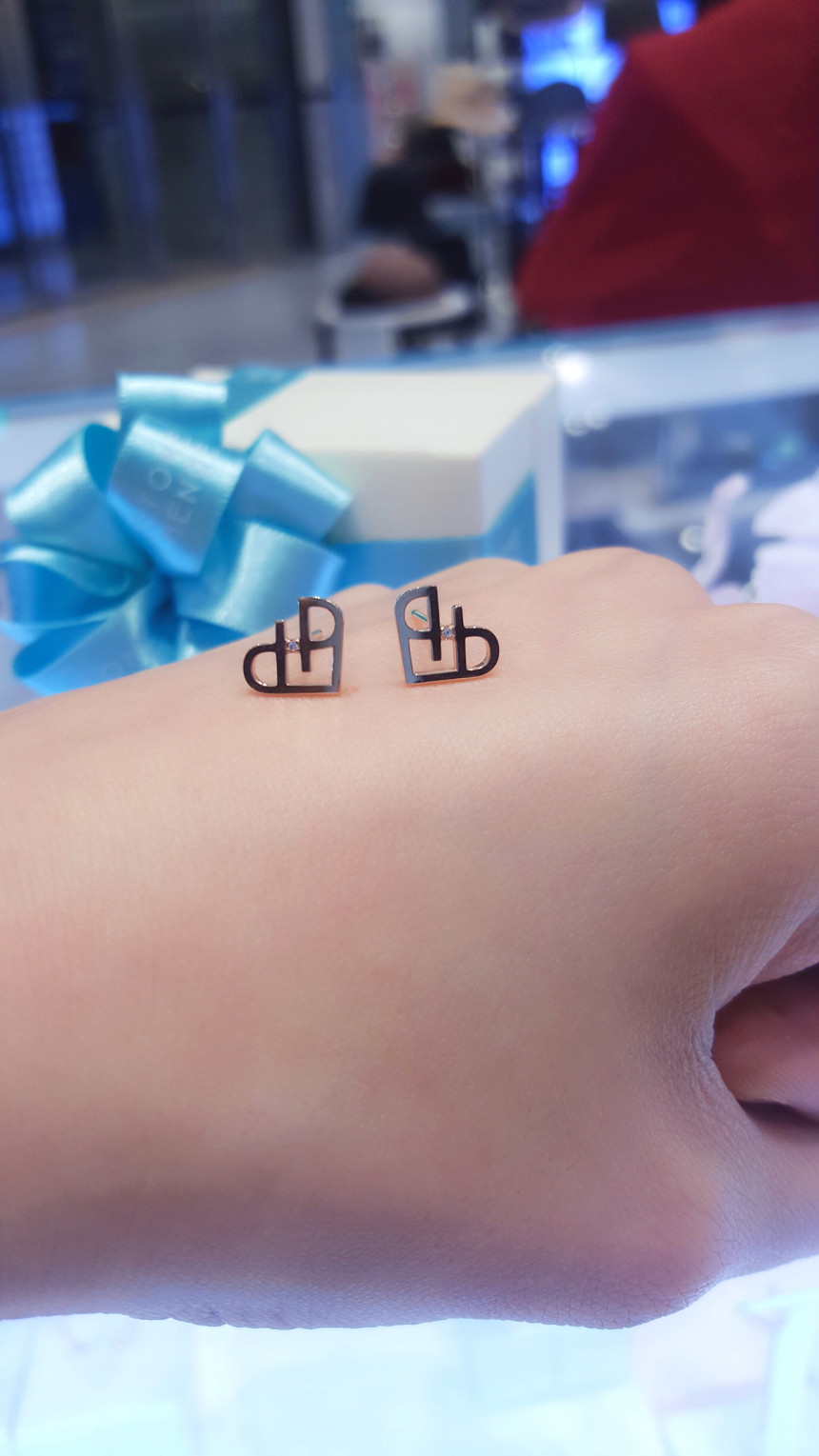 <b><p>Stonehenge SHE art eri T0677</p></b><b><p>ストーンヘンジ 彼女 ハート イヤリング T0677</p></b><br /><br /><p align='center'>