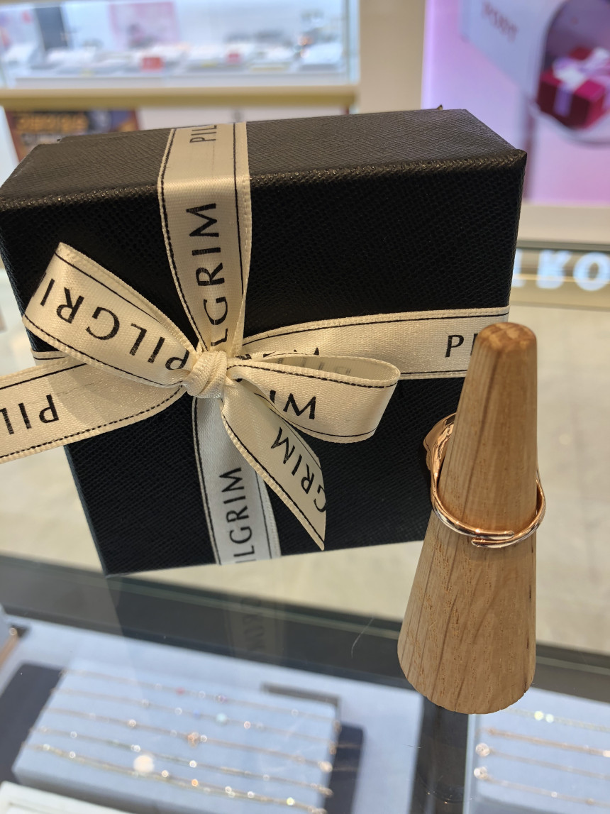 <b><p>Pilgrim stone point ng 17181-4704 Day Ears</p></b><b><p>ピルグリム 原石 ポイント リング 17181-4704 デイリーピアス 魅力のあるスタイル</p></b><br /><br /><p align='center'>