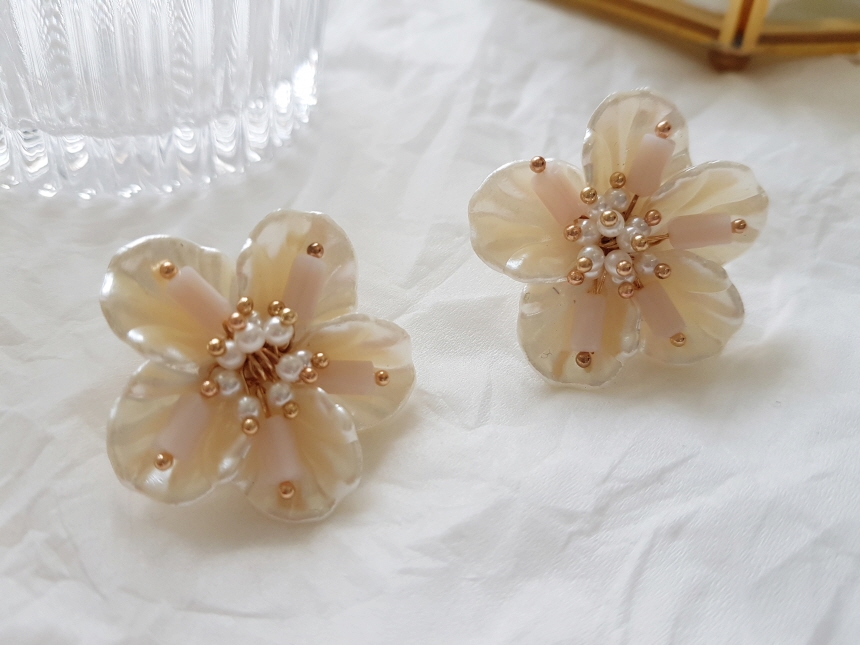 <b><p>Mourning Pitchi ther-Daughter Flow earrs</p></b><b><p>無排 ピッチニー 螺鈿 花のイヤリング チタン ボールド パロップ フラワー 派手な</p></b><br /><br /><p align='center'>