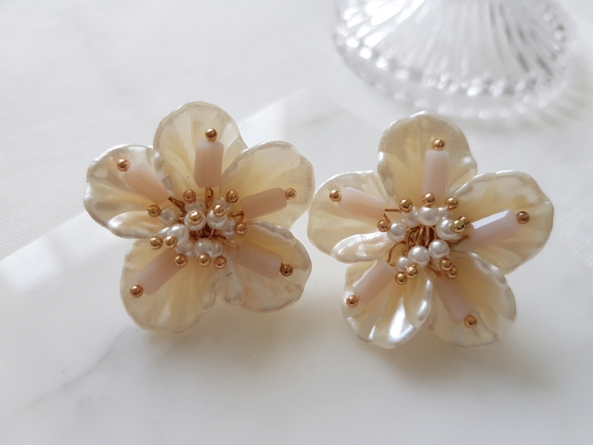 <b><p>Mourning Pitchi ther-Daughter Flow earrs</p></b><b><p>無排 ピッチニー 螺鈿 花のイヤリング チタン ボールド パロップ フラワー 派手な</p></b><br /><br /><p align='center'>