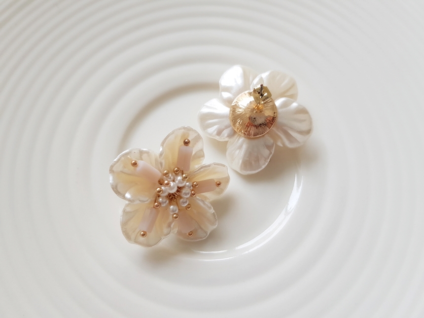 <b><p>Mourning Pitchi ther-Daughter Flow earrs</p></b><b><p>無排 ピッチニー 螺鈿 花のイヤリング チタン ボールド パロップ フラワー 派手な</p></b><br /><br /><p align='center'>