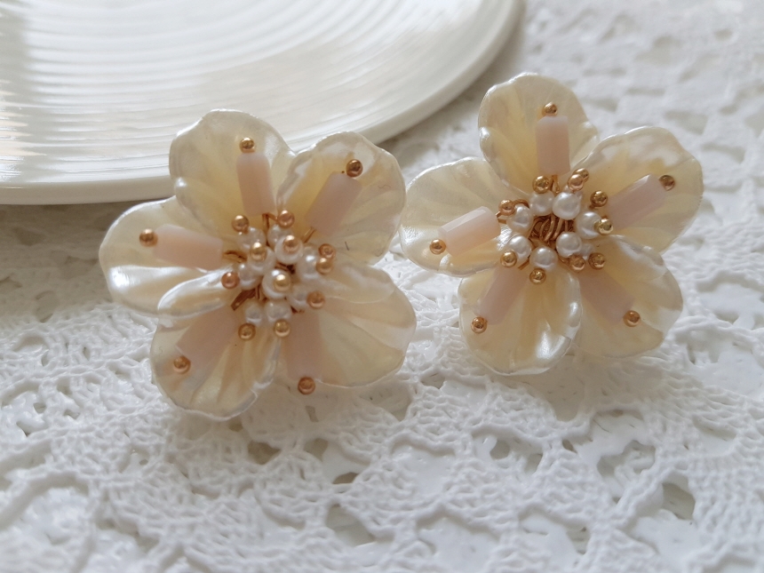 <b><p>Mourning Pitchi ther-Daughter Flow earrs</p></b><b><p>無排 ピッチニー 螺鈿 花のイヤリング チタン ボールド パロップ フラワー 派手な</p></b><br /><br /><p align='center'>