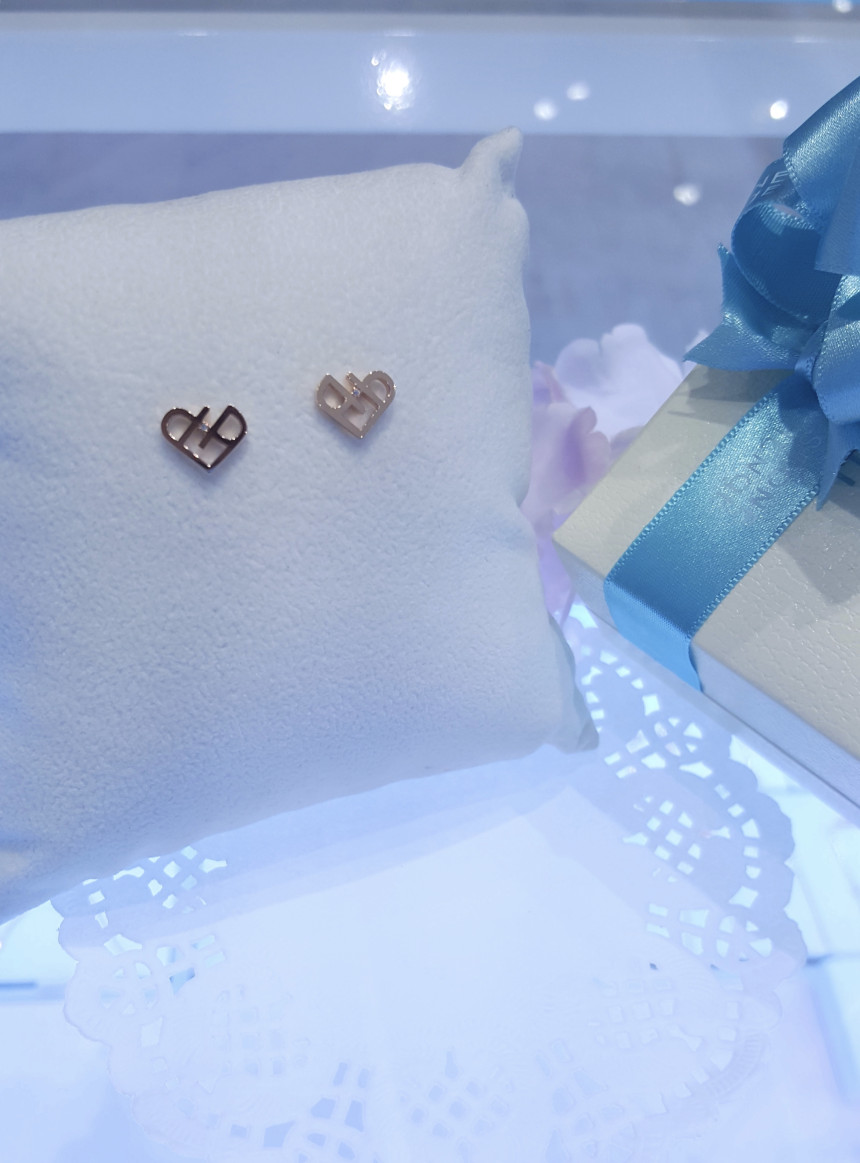 <b><p>Stonehenge SHE art eri T0677</p></b><b><p>ストーンヘンジ 彼女 ハート イヤリング T0677</p></b><br /><br /><p align='center'>