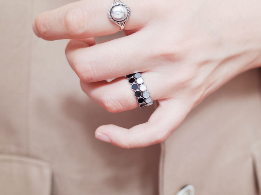 <b><p>silver Moth-Daught onyx Dgle ring ste Turquoise</p></b><b><p>シルバー 螺鈿 オニキス ドングル 原石 ターコイズ 重ね着 20代の女性</p></b><br /><br /><p align='center'>