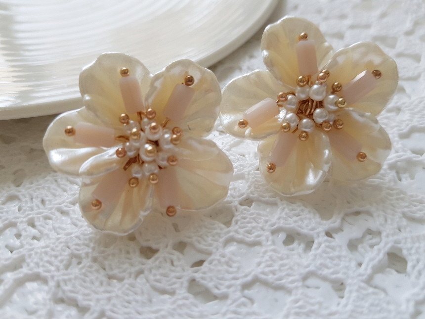 <b><p>Mourning Pitchi ther-Daughter Flow earrs</p></b><b><p>無排 ピッチニー 螺鈿 花のイヤリング チタン ボールド パロップ フラワー 派手な</p></b><br /><br /><p align='center'>