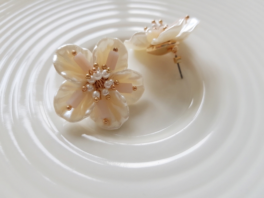 <b><p>Mourning Pitchi ther-Daughter Flow earrs</p></b><b><p>無排 ピッチニー 螺鈿 花のイヤリング チタン ボールド パロップ フラワー 派手な</p></b><br /><br /><p align='center'>