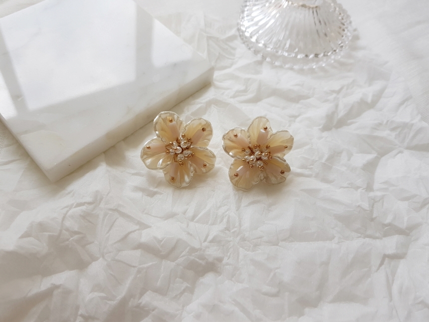 <b><p>Mourning Pitchi ther-Daughter Flow earrs</p></b><b><p>無排 ピッチニー 螺鈿 花のイヤリング チタン ボールド パロップ フラワー 派手な</p></b><br /><br /><p align='center'>