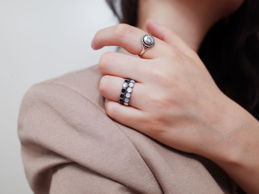 <b><p>silver Moth-Daught onyx Dgle ring ste Turquoise</p></b><b><p>シルバー 螺鈿 オニキス ドングル 原石 ターコイズ 重ね着 20代の女性</p></b><br /><br /><p align='center'>