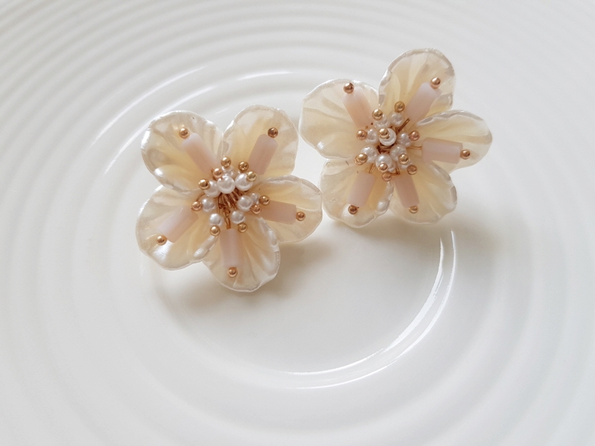 <b><p>Mourning Pitchi ther-Daughter Flow earrs</p></b><b><p>無排 ピッチニー 螺鈿 花のイヤリング チタン ボールド パロップ フラワー 派手な</p></b><br /><br /><p align='center'>