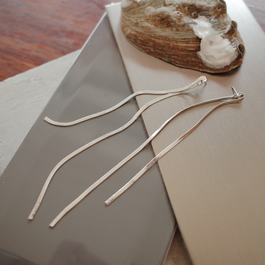 <b><p>NO104 Bijou Silver fing Lo front Back cha</p></b><b><p>NO104 ビジュー ウンチム ロング 前 後チェーン イヤリ シックな ユニーデザイン</p></b><br /><br /><p align='center'>