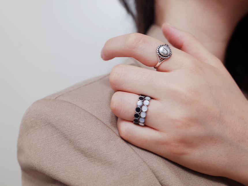 <b><p>silver Moth-Daught onyx Dgle ring ste Turquoise</p></b><b><p>シルバー 螺鈿 オニキス ドングル 原石 ターコイズ 重ね着 20代の女性</p></b><br /><br /><p align='center'>