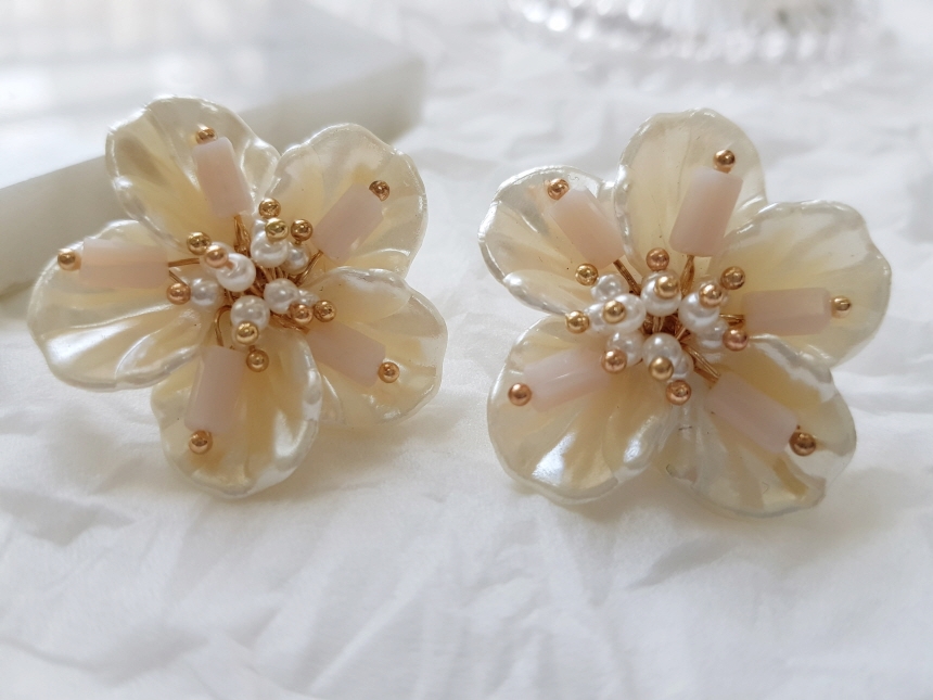 <b><p>Mourning Pitchi ther-Daughter Flow earrs</p></b><b><p>無排 ピッチニー 螺鈿 花のイヤリング チタン ボールド パロップ フラワー 派手な</p></b><br /><br /><p align='center'>