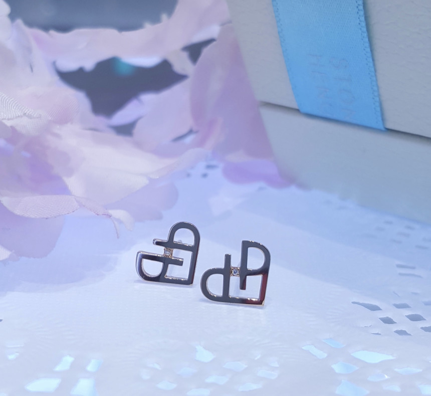 <b><p>Stonehenge SHE art eri T0677</p></b><b><p>ストーンヘンジ 彼女 ハート イヤリング T0677</p></b><br /><br /><p align='center'>