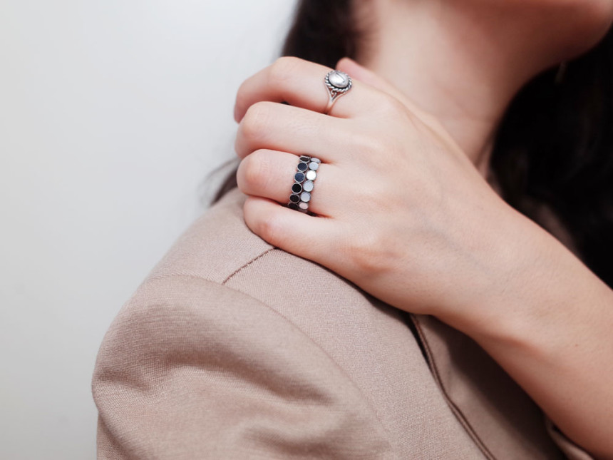 <b><p>silver Moth-Daught onyx Dgle ring ste Turquoise</p></b><b><p>シルバー 螺鈿 オニキス ドングル 原石 ターコイズ 重ね着 20代の女性</p></b><br /><br /><p align='center'>