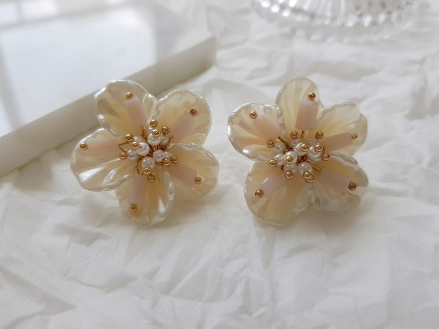 <b><p>Mourning Pitchi ther-Daughter Flow earrs</p></b><b><p>無排 ピッチニー 螺鈿 花のイヤリング チタン ボールド パロップ フラワー 派手な</p></b><br /><br /><p align='center'>