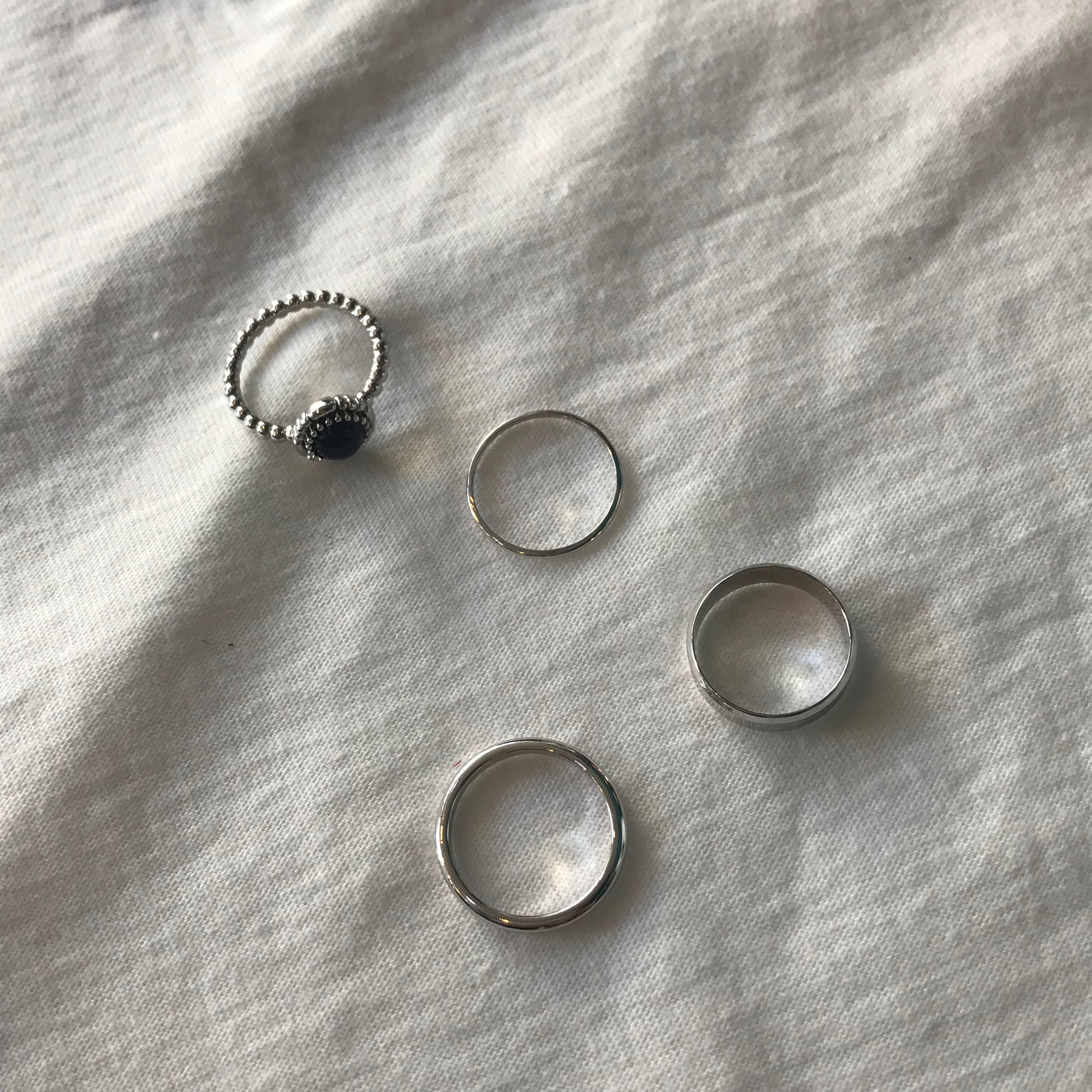 <b><p>Layered ring 4 species set Stylish Accso</p></b><b><p>重ね着 リング 4種 セット スタイリッシュな アクセサリー 感性 20代の女性</p></b><br /><br /><p align='center'>