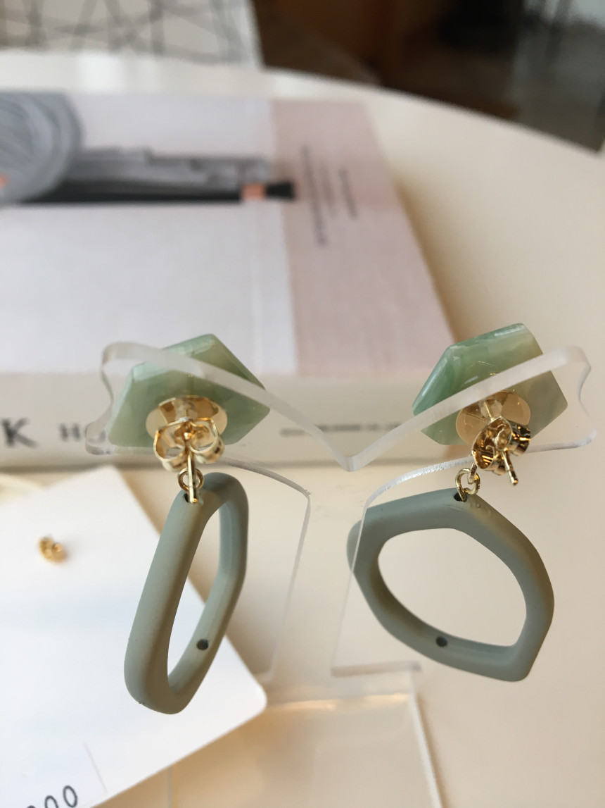 <b><p>unique acryl earring</p></b><b><p>ユニーク アクリル イヤリング</p></b><br /><br /><p align='center'>