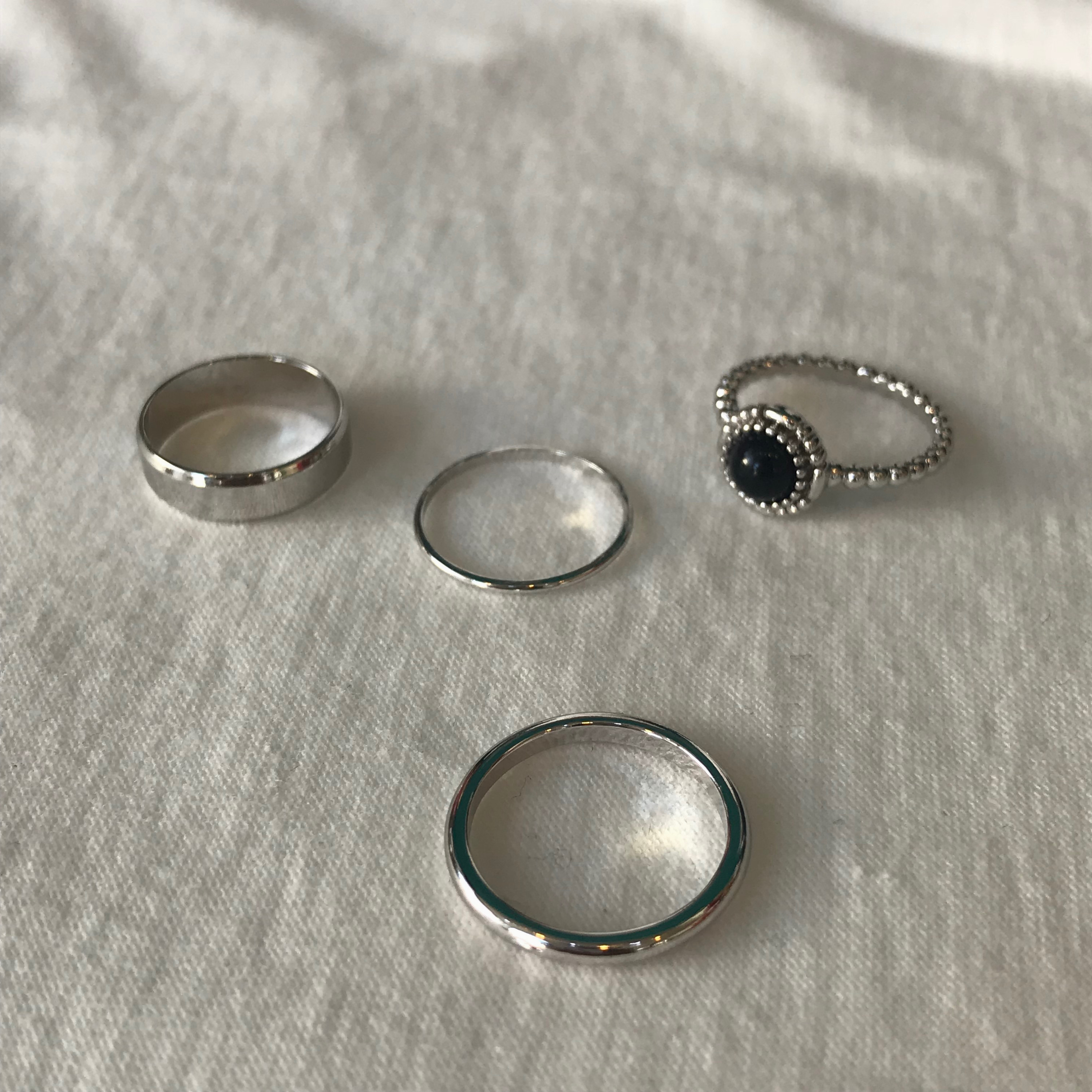 <b><p>Layered ring 4 species set Stylish Accso</p></b><b><p>重ね着 リング 4種 セット スタイリッシュな アクセサリー 感性 20代の女性</p></b><br /><br /><p align='center'>