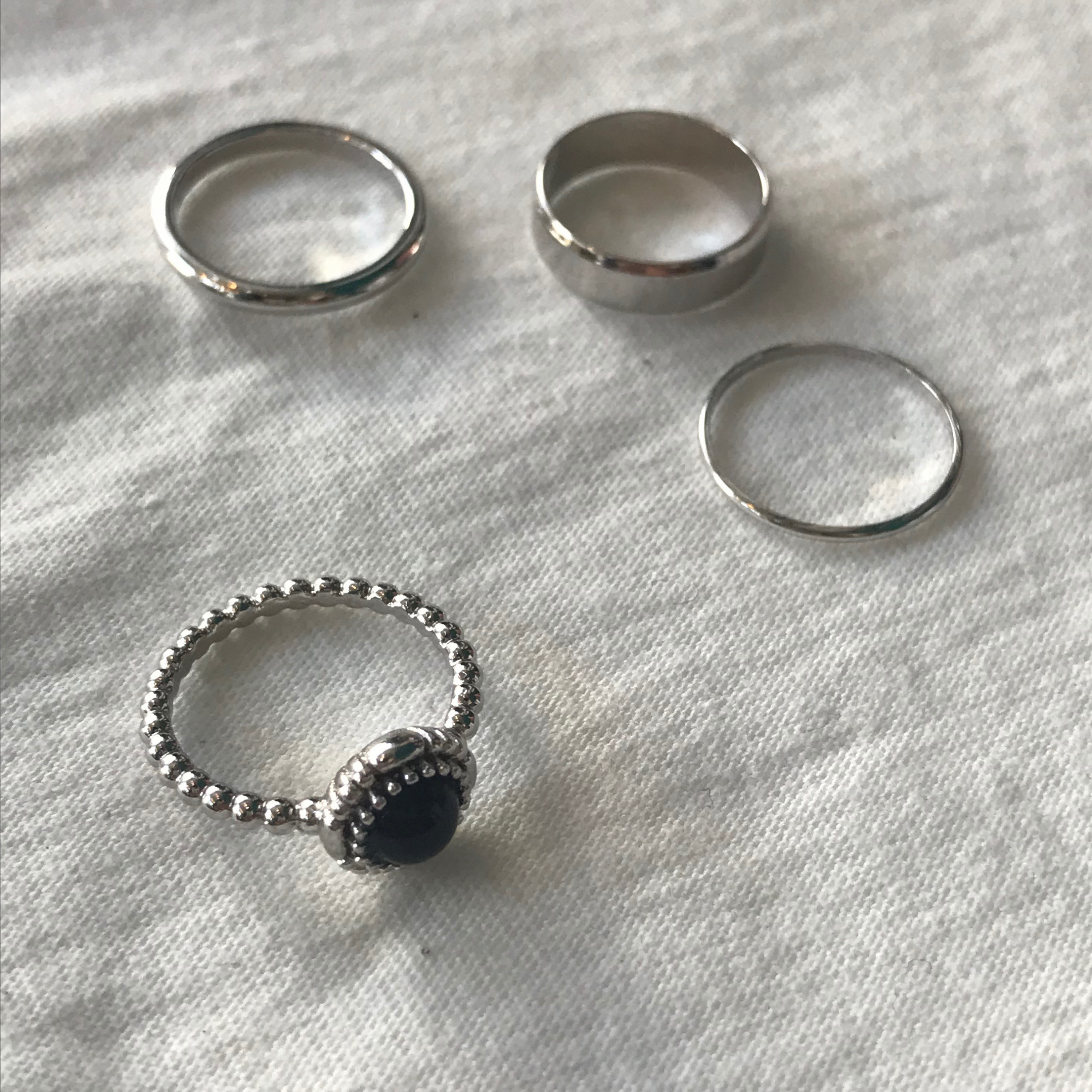 <b><p>Layered ring 4 species set Stylish Accso</p></b><b><p>重ね着 リング 4種 セット スタイリッシュな アクセサリー 感性 20代の女性</p></b><br /><br /><p align='center'>