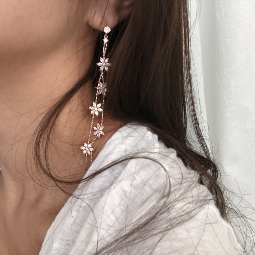 <b><p>flower Drop earring Cubic Antique chandeli</p></b><b><p>フラワー ドロップ イヤリング キュービック アンティーク シャンデリア クリスタル</p></b><br /><br /><p align='center'>