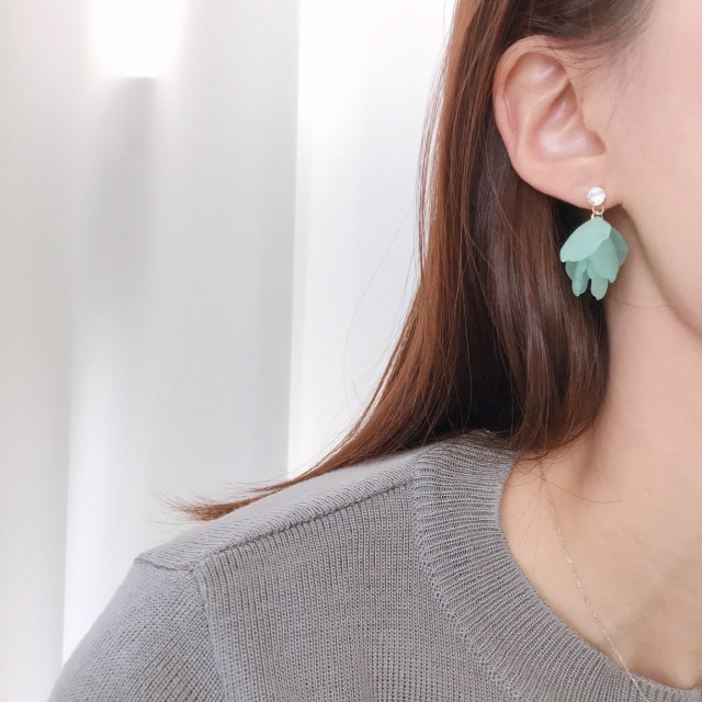 <b><p>petal HOMAIKA Tint Cubic earrg Drop 5 color</p></b><b><p>花びら ホマイカ ティント キュービック イヤリング ドロップ 5 色 フラワー</p></b><br /><br /><p align='center'>