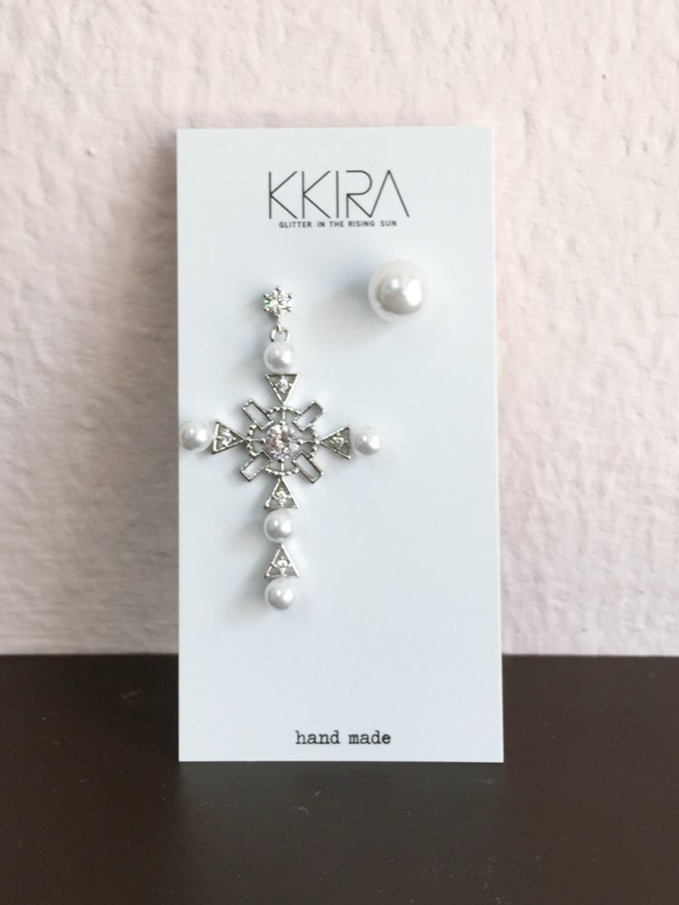 <b><p>Unknown Pearl The Cross ring handmade Twenties</p></b><b><p>オンバル 真珠 クロス イヤリング ハンドメイド 20代の女性 ヴィンテージ アィークな感じ</p></b><br /><br /><p align='center'>