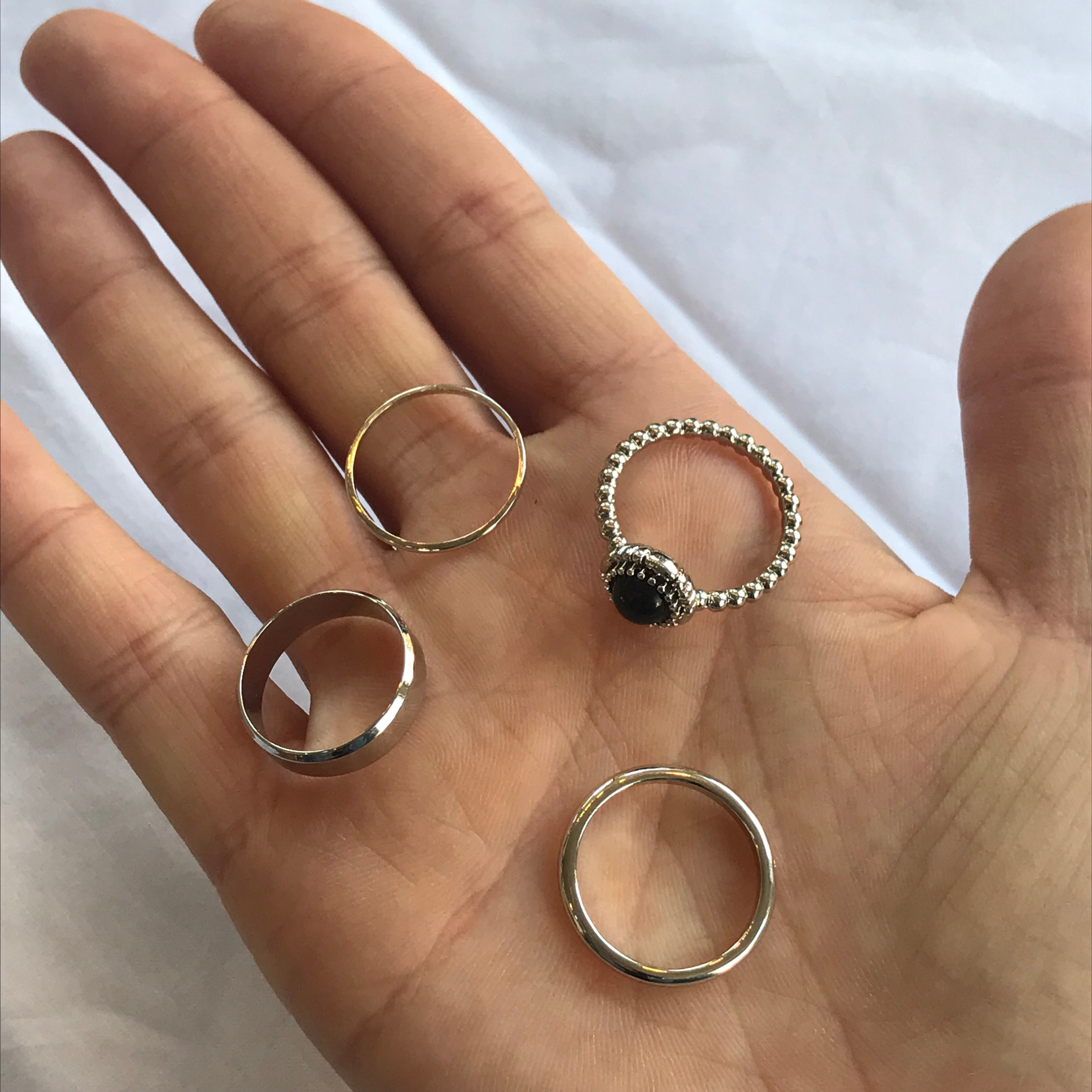 <b><p>Layered ring 4 species set Stylish Accso</p></b><b><p>重ね着 リング 4種 セット スタイリッシュな アクセサリー 感性 20代の女性</p></b><br /><br /><p align='center'>