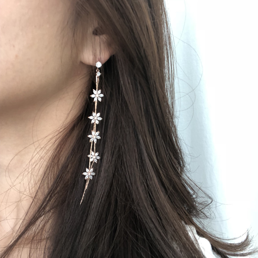 <b><p>flower Drop earring Cubic Antique chandeli</p></b><b><p>フラワー ドロップ イヤリング キュービック アンティーク シャンデリア クリスタル</p></b><br /><br /><p align='center'>