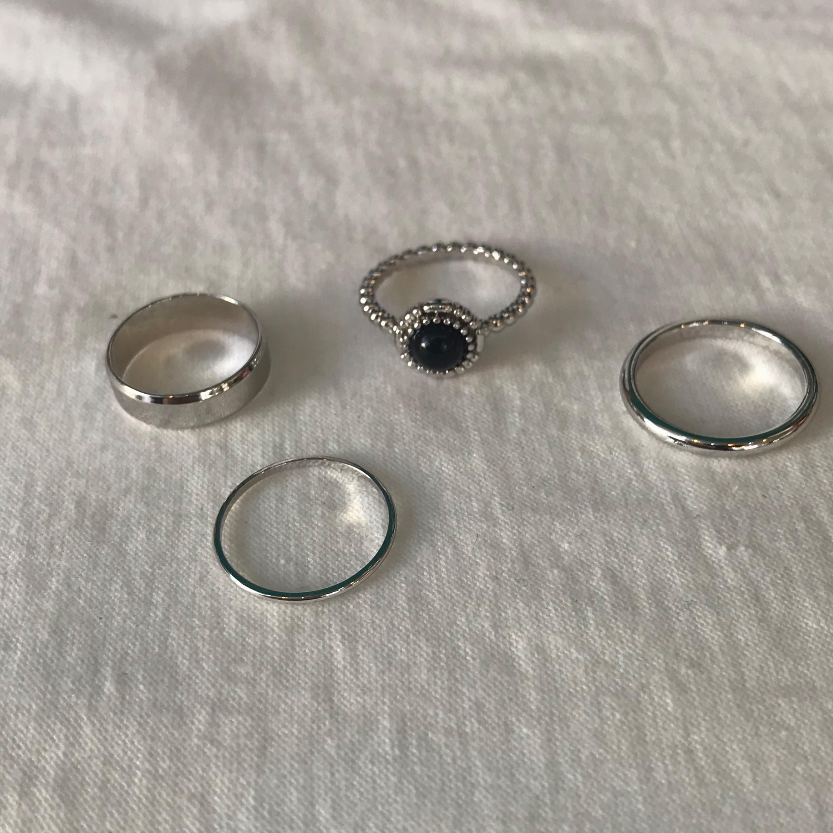 <b><p>Layered ring 4 species set Stylish Accso</p></b><b><p>重ね着 リング 4種 セット スタイリッシュな アクセサリー 感性 20代の女性</p></b><br /><br /><p align='center'>