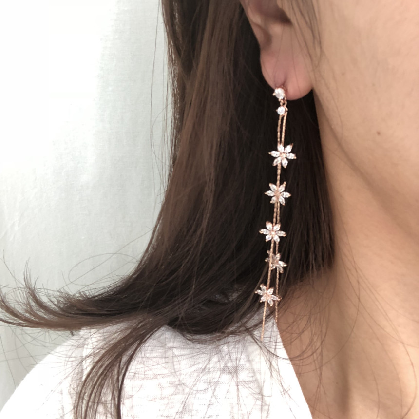 <b><p>flower Drop earring Cubic Antique chandeli</p></b><b><p>フラワー ドロップ イヤリング キュービック アンティーク シャンデリア クリスタル</p></b><br /><br /><p align='center'>