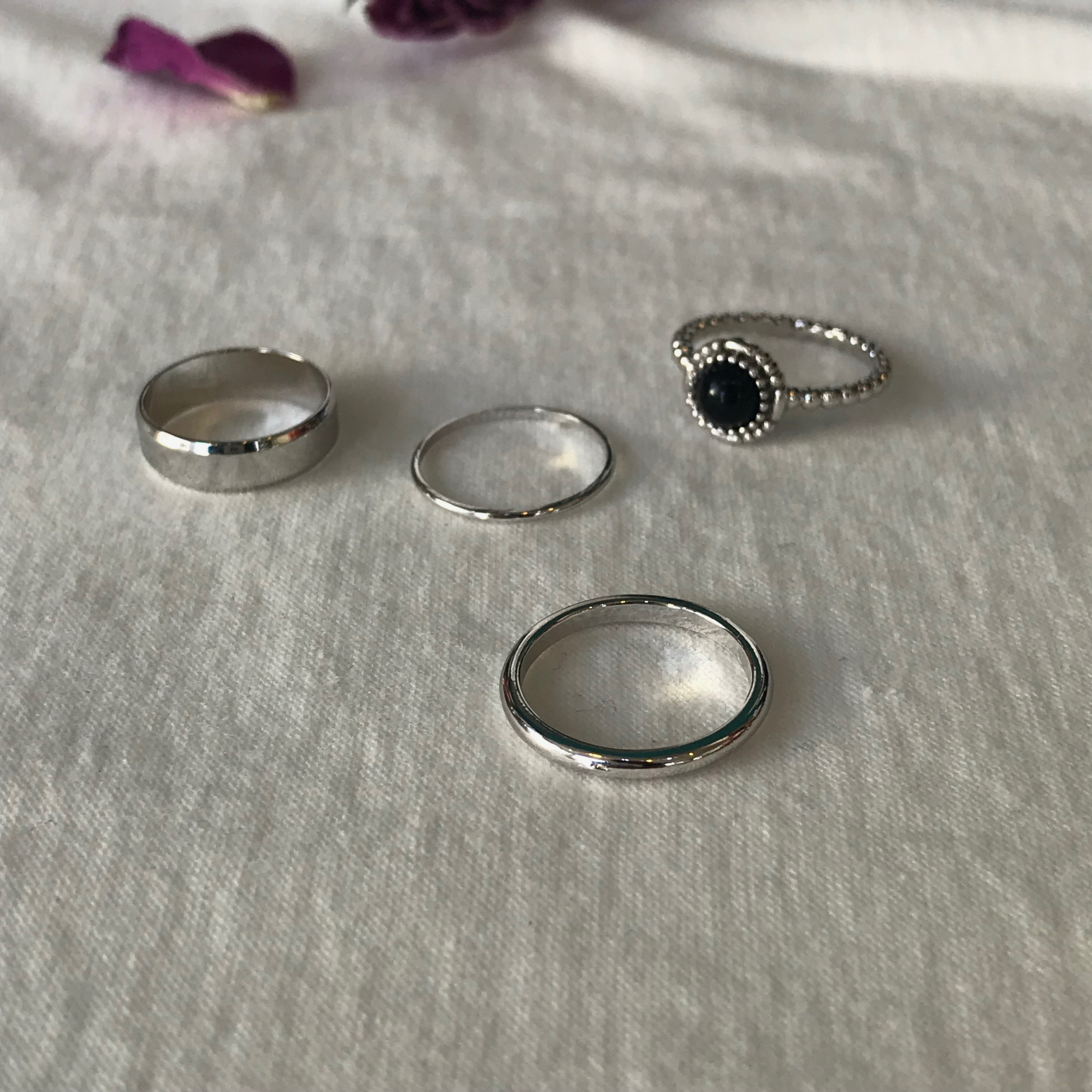 <b><p>Layered ring 4 species set Stylish Accso</p></b><b><p>重ね着 リング 4種 セット スタイリッシュな アクセサリー 感性 20代の女性</p></b><br /><br /><p align='center'>