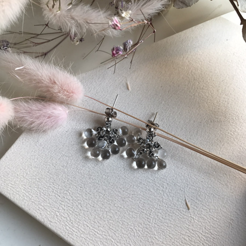 <b><p>Bobo Song Glass Cubic earri oops Today's</p></b><b><p>ボボ集り グラス キュービック イヤリング おっと 今日のファッション 清純コーディネート</p></b><br /><br /><p align='center'>