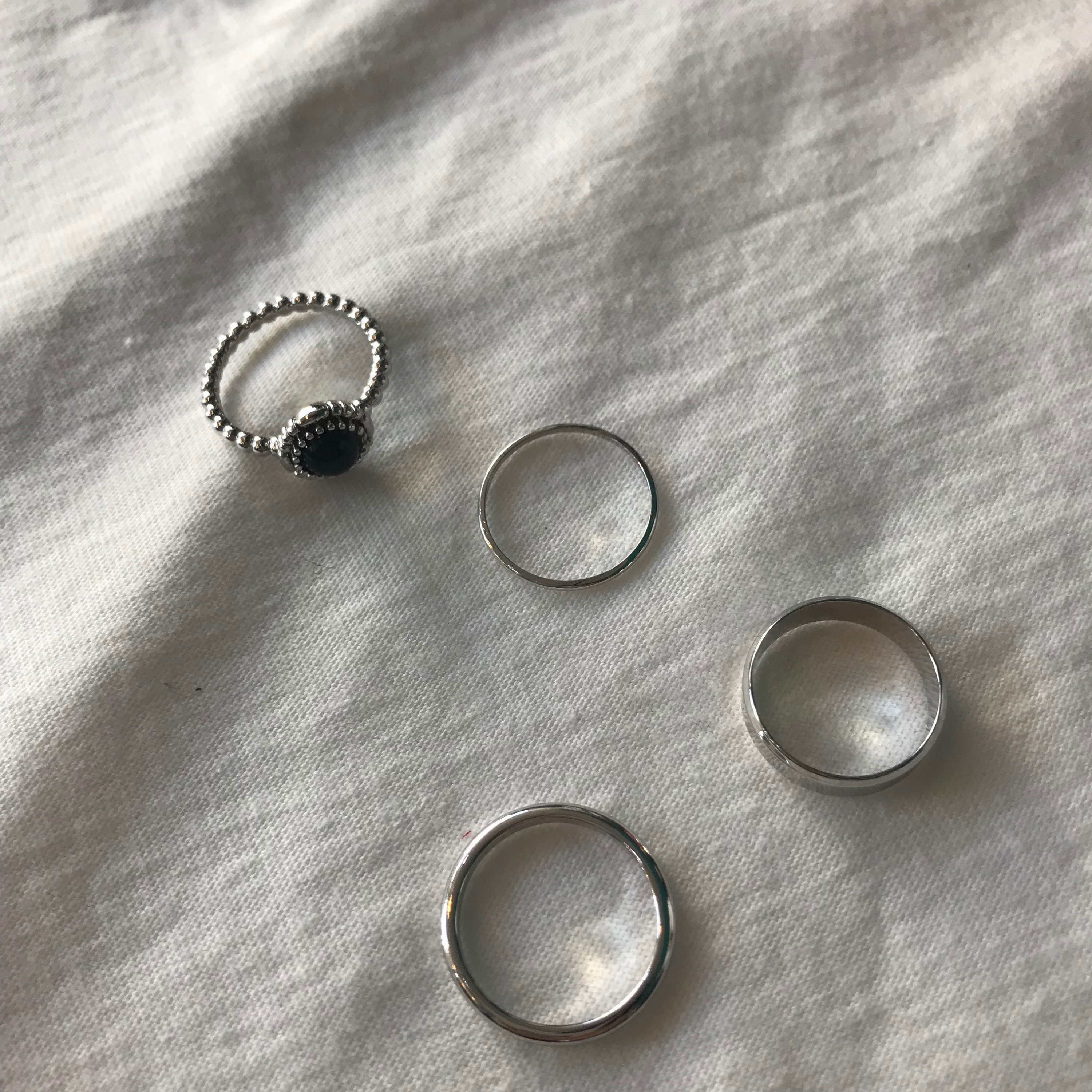 <b><p>Layered ring 4 species set Stylish Accso</p></b><b><p>重ね着 リング 4種 セット スタイリッシュな アクセサリー 感性 20代の女性</p></b><br /><br /><p align='center'>